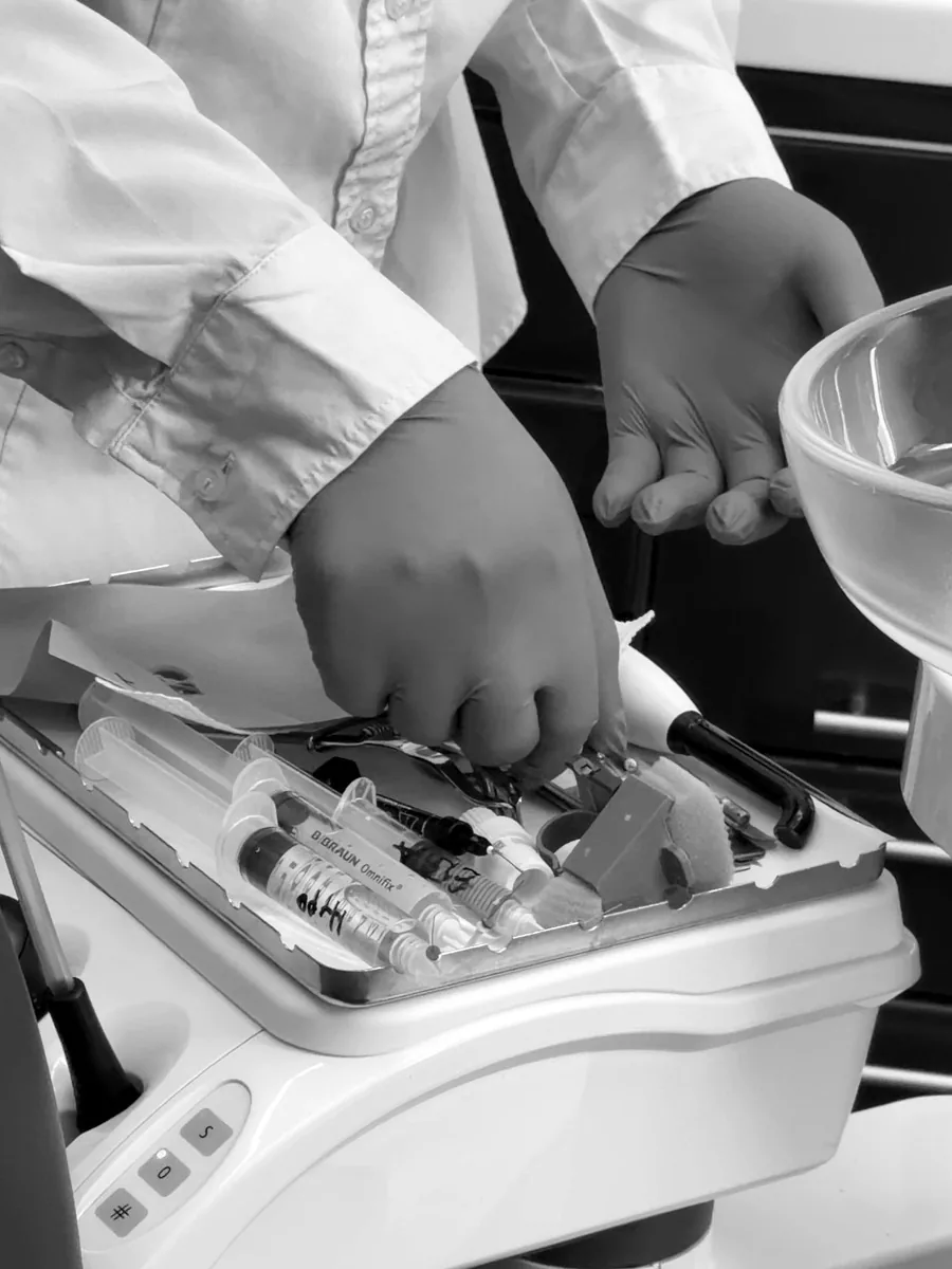 Instrumente und Spritzen auf dem Tray